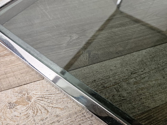 1970er Beistelltisch aus Stahl mit zwei Rauchglasböden – Couchtische, Metal (photo 11 of 12)