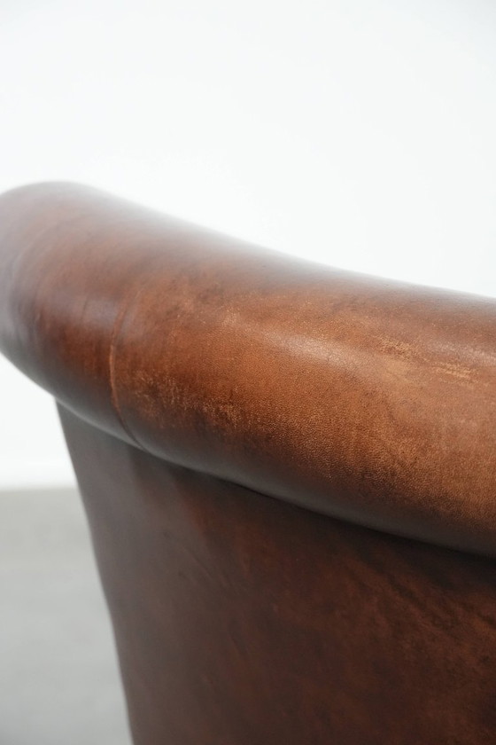 Image 1 of Poltrona in pelle di pecora dall'aspetto senza tempo e dal bellissimo colore scuro