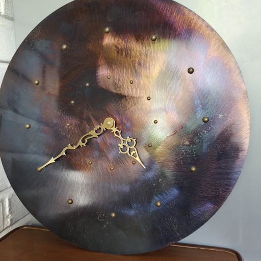 Unieke grote handgemaakte metalen wandklok – iriserende gepatineerde afwerking – Junghans kwarts – 40 cm