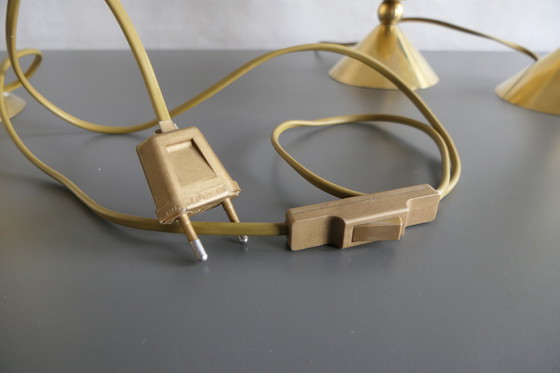 Image 1 of Tre caratteristiche lampade da tavolo Art Déco, coniche, in ottone e vetro marmorizzato