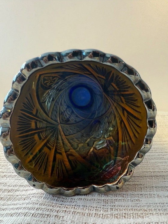 Image 1 of Vase ancien Brockwitz « Étoile incurvée » en verre irisé bleu cobalt • 24,5 cm • Bon état vintage