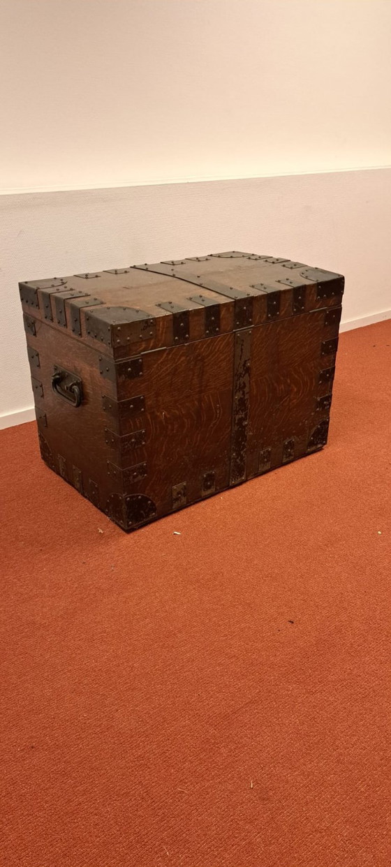 Image 1 of Antike Reisekiste der Armee und Marine aus London | ca. 1900