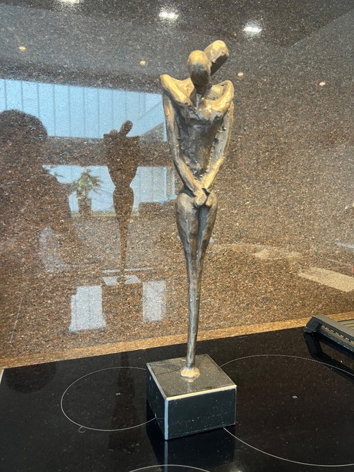 Bronze sculpture “The Kiss” by Jos Gielen – beeldhouwkunst, Marble
