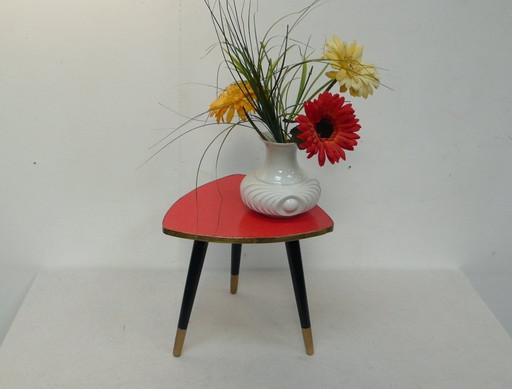 50er Dreieck Blumenhocker Beistelltisch mit rotem Resopal, Rockabilly Mid Century Modern Ära