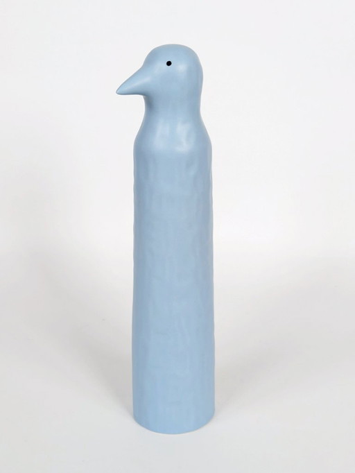 Keramische sculptuur van een blauwe pinguïn van IKEA, gemaakt door Katarina Brieditis, begin jaren 2000.