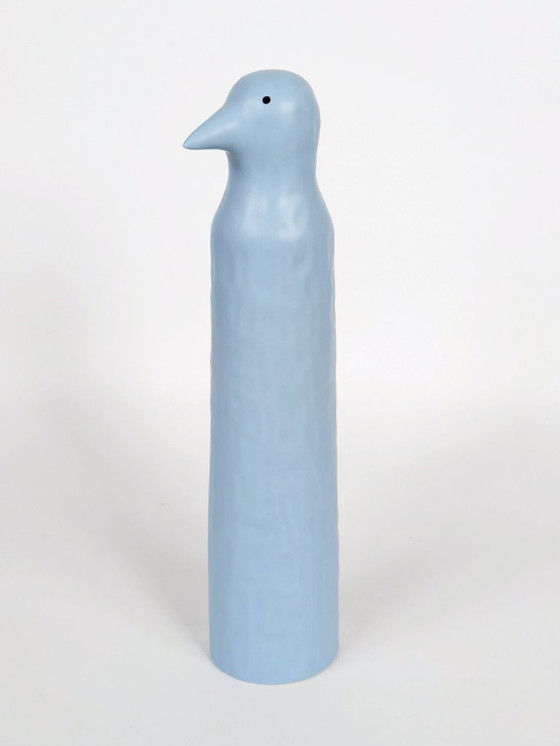 Image 1 of Keramische sculptuur van een blauwe pinguïn van IKEA, gemaakt door Katarina Brieditis, begin jaren 2000.