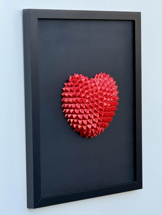 Image 1 of Décoration murale géométrique en forme de cœur 3D – Sculpture rouge en PLA sur toile noire (encadrée)