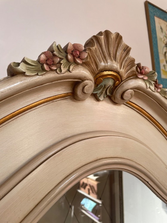 Image 1 of antieke vitrinekast in rocaille-stijl