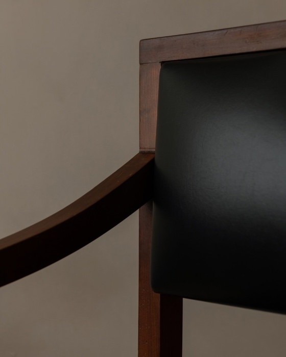 Image 1 of Poltrona vintage in legno e similpelle skai nera, stile scandinavo