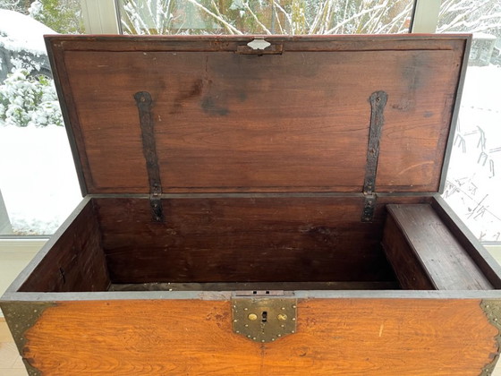 Image 1 of Cofre javanés antiguo con herrajes de cobre