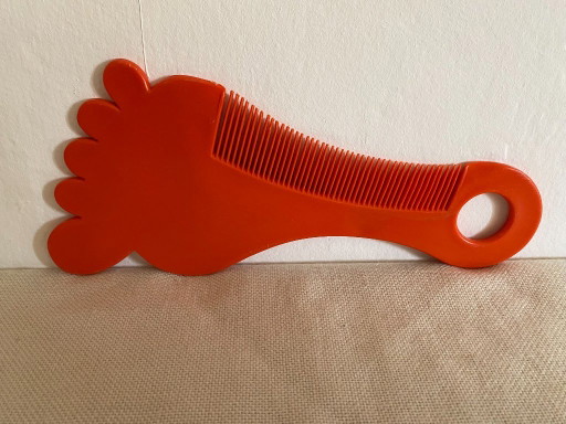 Vintage Jäneke Foot-Shaped Orange Comb, Italy, 1960s–1970s – decoratieve objecten, Plastic (photo 2 of 7)
