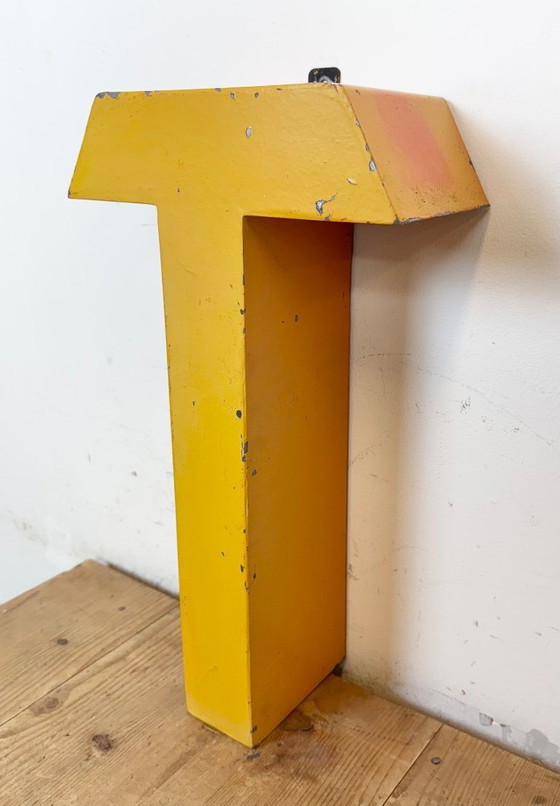 Image 1 of Grande lettera T in ferro giallo vintage per facciata, anni '60