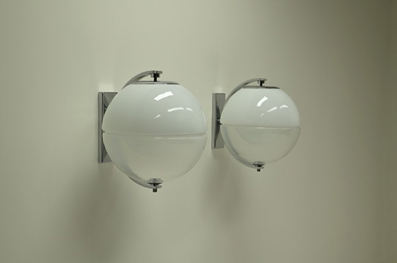 Image 1 of Set aus 2 großen Kugelwandlampen, Italien aus den 1960er Jahren.