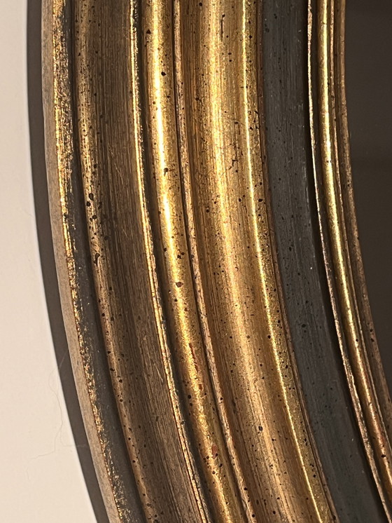 Image 1 of Miroir mural ovale raffiné avec cadre en bois doré