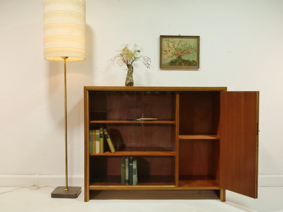 Image 1 of Libreria vintage anni '50, vetrina di metà secolo, impiallacciatura di rovere, ante scorrevoli in vetro, Cabinet Germany