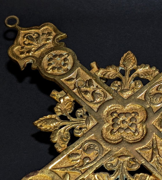 Crucifijo antiguo de bronce de gran tamaño – Cruz neogótica ornamentada – 45 cm – 1,54 kg (photo 10 of 12)