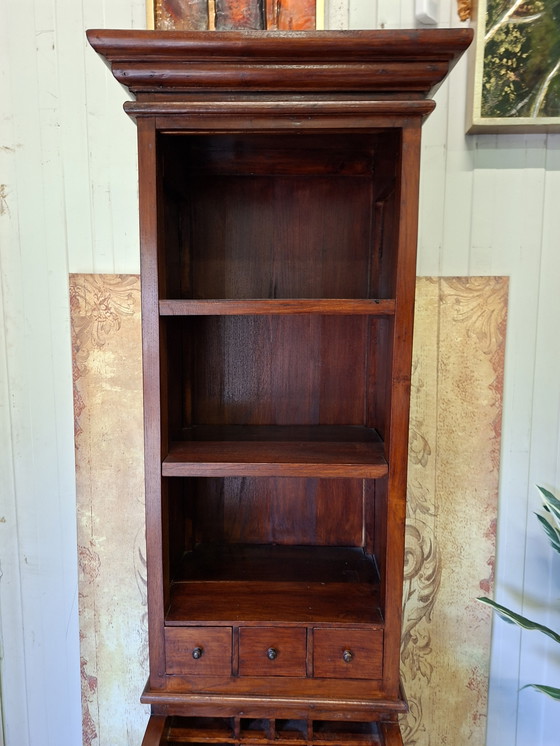 Image 1 of Libreria coloniale in teak, armadio da ingresso, armadio per stoviglie, dimensioni 50x54 cm e altezza 215 cm.