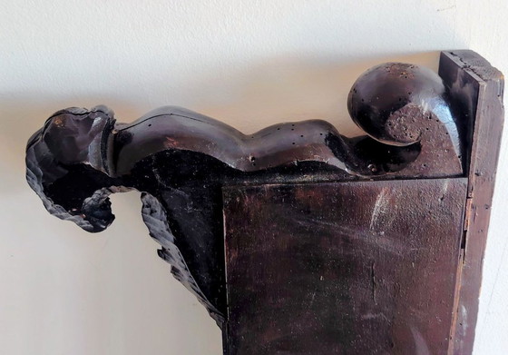 Image 1 of Panneau ancien en bois sculpté représentant un chérubin.