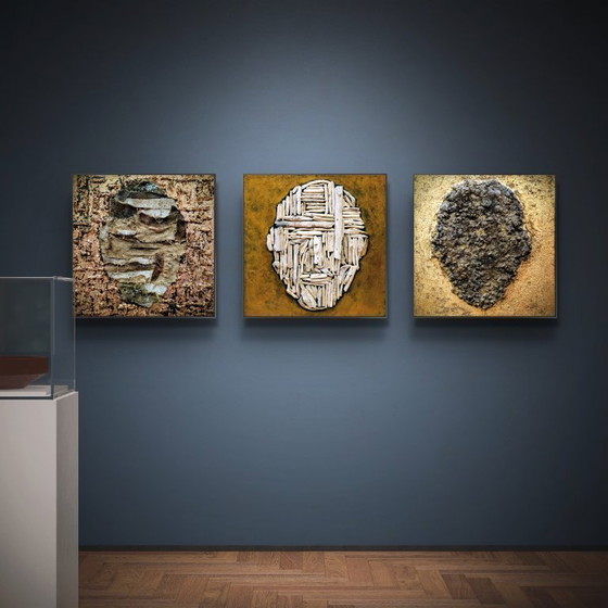 Image 1 of Facial Variations –  3 Wandobjecten met Reliëf, Linnen en Drijfhout ( ieder item 60 × 60 × 4 cm)