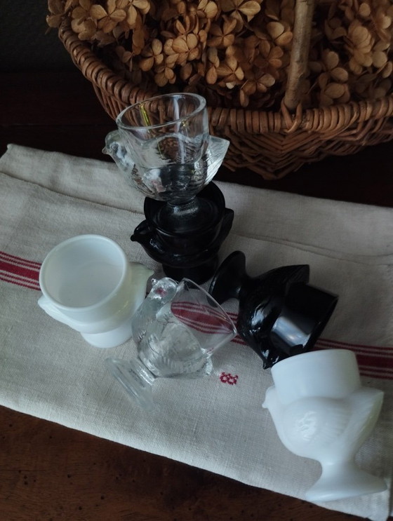 Image 1 of Portauova vintage a forma di pulcino in vetro e opalino