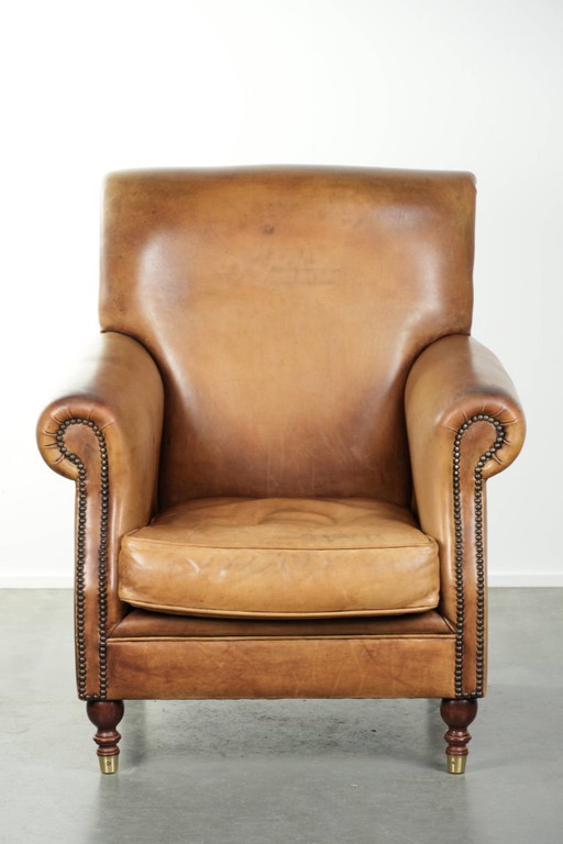 Beautiful and comfortable armchair made of cowhide leather with a characterful and charming English look.