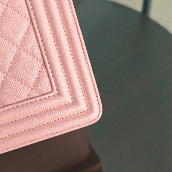 Image 1 of Borsa Chanel Boy Medium - Caviar 25 cm trapuntata rosa chiaro con finiture dorate Serie 25