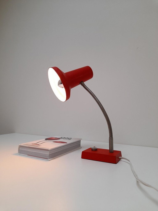 Space age table lamp in red with flexible metal arm