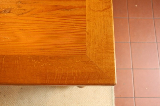 Set da pranzo in legno con tavolo a gambe tornite e 7 sedie abbinate, Marrone, Rustic (foto 7 di 7)