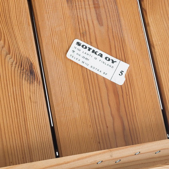 Conjunto de cuatro sillas y banco de estilo escandinavo. Madera de pino. Fabricado por Sotka. Finlandia, (photo 3 of 15)