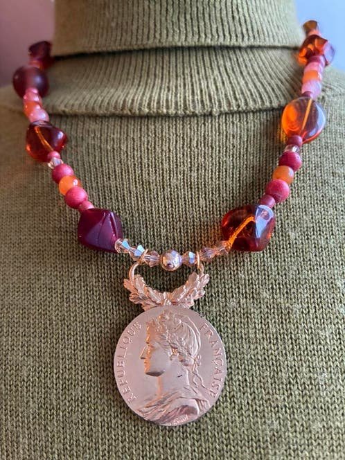Image 1 of Nieuwe ketting rood/ oranje met oude medaille 