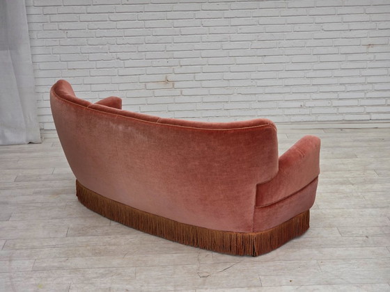 Image 1 of Deense driezitsbank uit de jaren 70, gebogen model, roze meubelvelours.