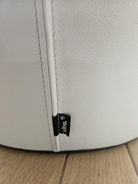 Image 1 of 1 Vitra Einbeinstativ, weißes Leder