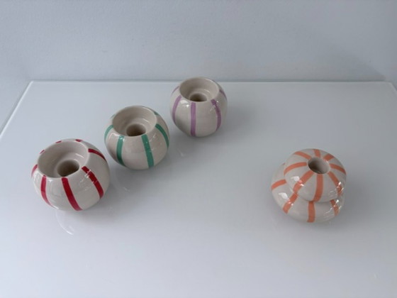 Set di 4 portacandele in ceramica con strisce colorate, Crema, Modern (foto 3 di 12)