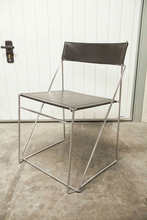 Chaise minimaliste X line par niels jorgen haugesen