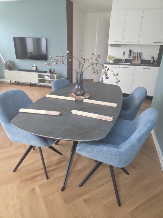 Image 1 of Moderner dänischer ovaler Esstisch mit 4 Drehstühlen