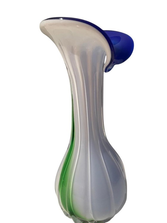 Image 1 of Vase vintage en verre d'art – Forme de lys calla bleu et blanc (20 cm)