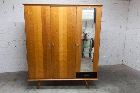 Image 1 of Französischer Kleiderschrank mit geschwungenen Beinen, 3 Türen, 1 Spiegel (27 x 130 cm) und 1 Schublade