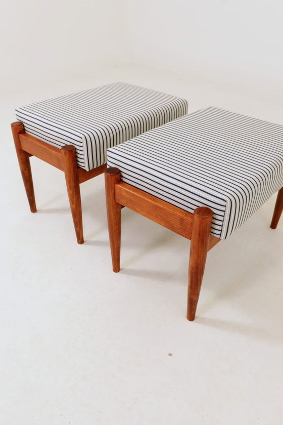 Image 1 of Poltrona in stile Mid-Century Modern con poggiapiedi in legno e tessuto di cotone a righe.