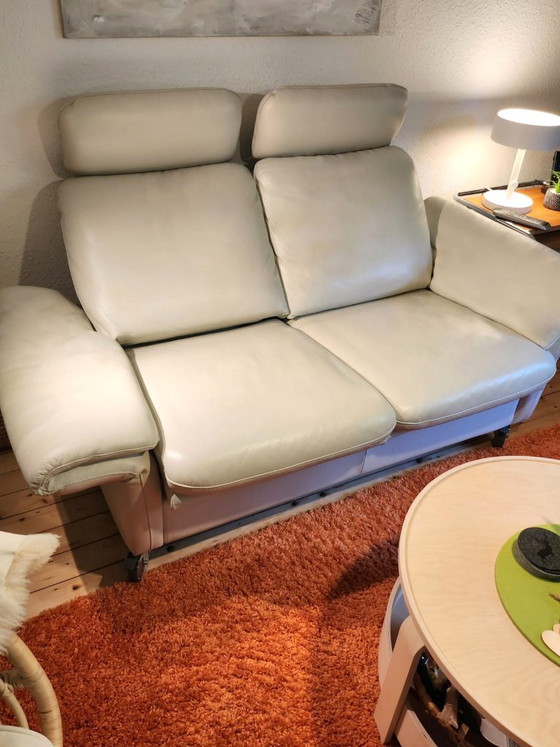 Willi Schillig 2-Sitzer Sofa mit verstellbaren Kopfstützen, Creme Leder, 2 Sitzer Sofas, Metall, Modern (Foto 2 von 5)