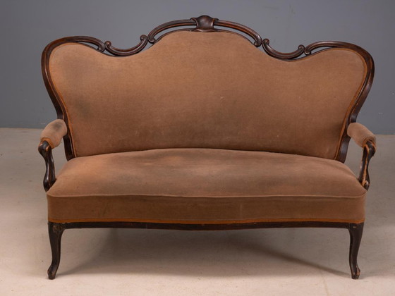Vintage sierlijke houten sofa met gesneden decoratief frame en bruine bekleding, 165 × 145 × 109 cm – Zithoek (photo 8 of 12)