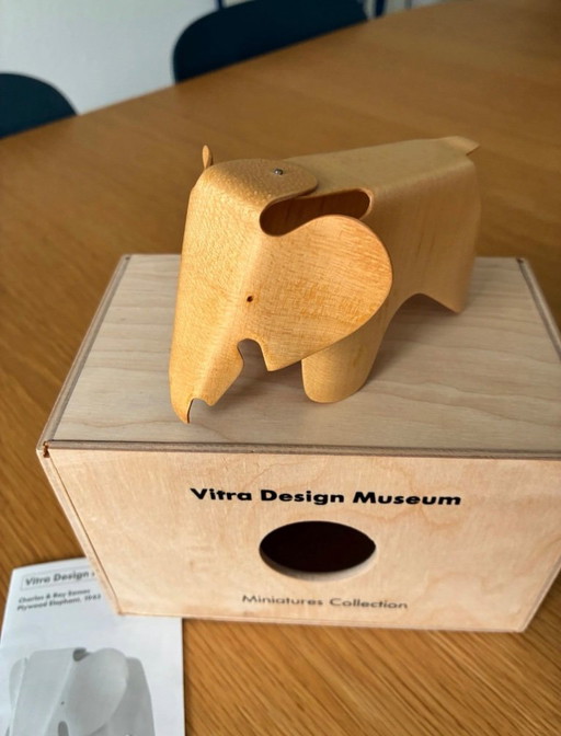 Elefante de madera contrachapada natural de Vitra Miniatures – decoratieve objecten, Wood (photo 2 of 6)