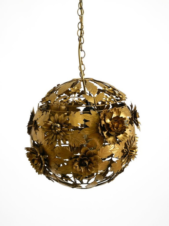 Preciosa y singular lámpara de techo esférica de metal con diseño floral, estilo Regencia de los años 70. (photo 7 of 20)
