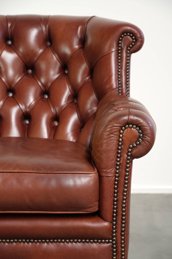 Kwalitatief zeer goede cognac kleurige rundleren chesterfield armchair in Engelse stijl met een tijdloos (photo 9 of 12)