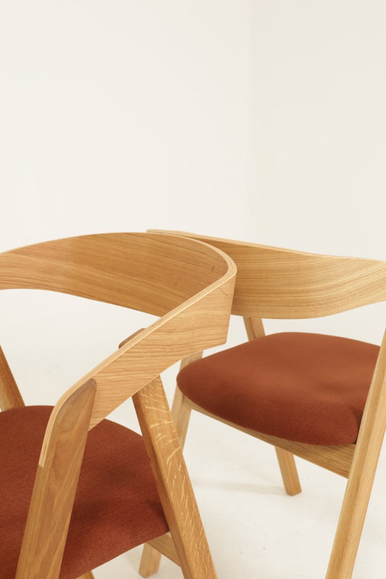 Image 1 of Moderne set van 6 eetkamerstoelen van natuurlijk eikenhout met terracotta bekleding.