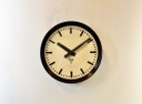Reloj de pared industrial de baquelita de Pragotron, década de 1960