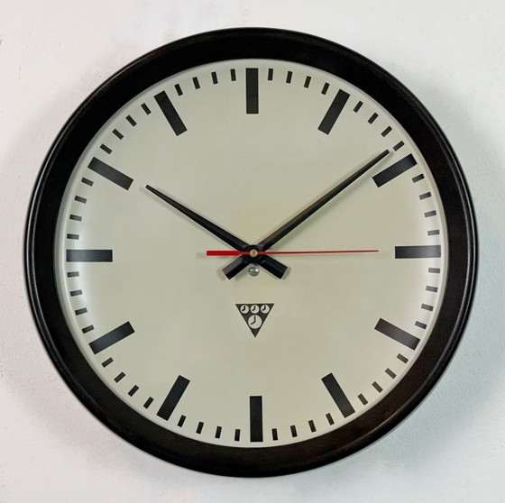 Image 1 of Horloge murale industrielle en bakélite brune de Pragotron, années 1960