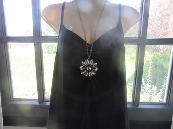 Modernist Flower Daisy Necklace Pendant with Long Chain, vintage – Decorative Objects, Metal (photo 7 of 10)