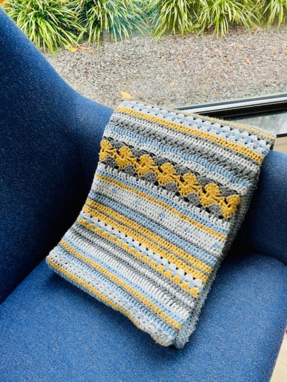 Image 1 of Scandinavisch handgemaakt gehaakt kleed in blauw, grijs en oker