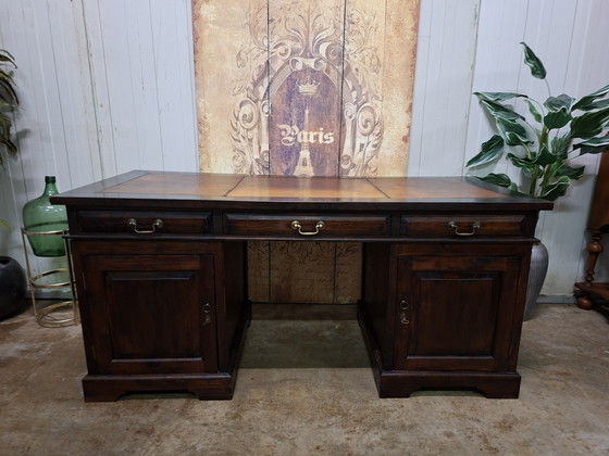 Image 1 of Klassiek teakhouten bureau, schrijftafel, desk met mooi geleefd ingelegd leer, lichte kromming in bovenblad