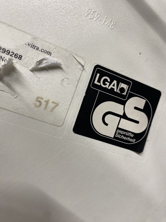 Image 1 of Silla Vitra Eames con estructura blanca y cromada